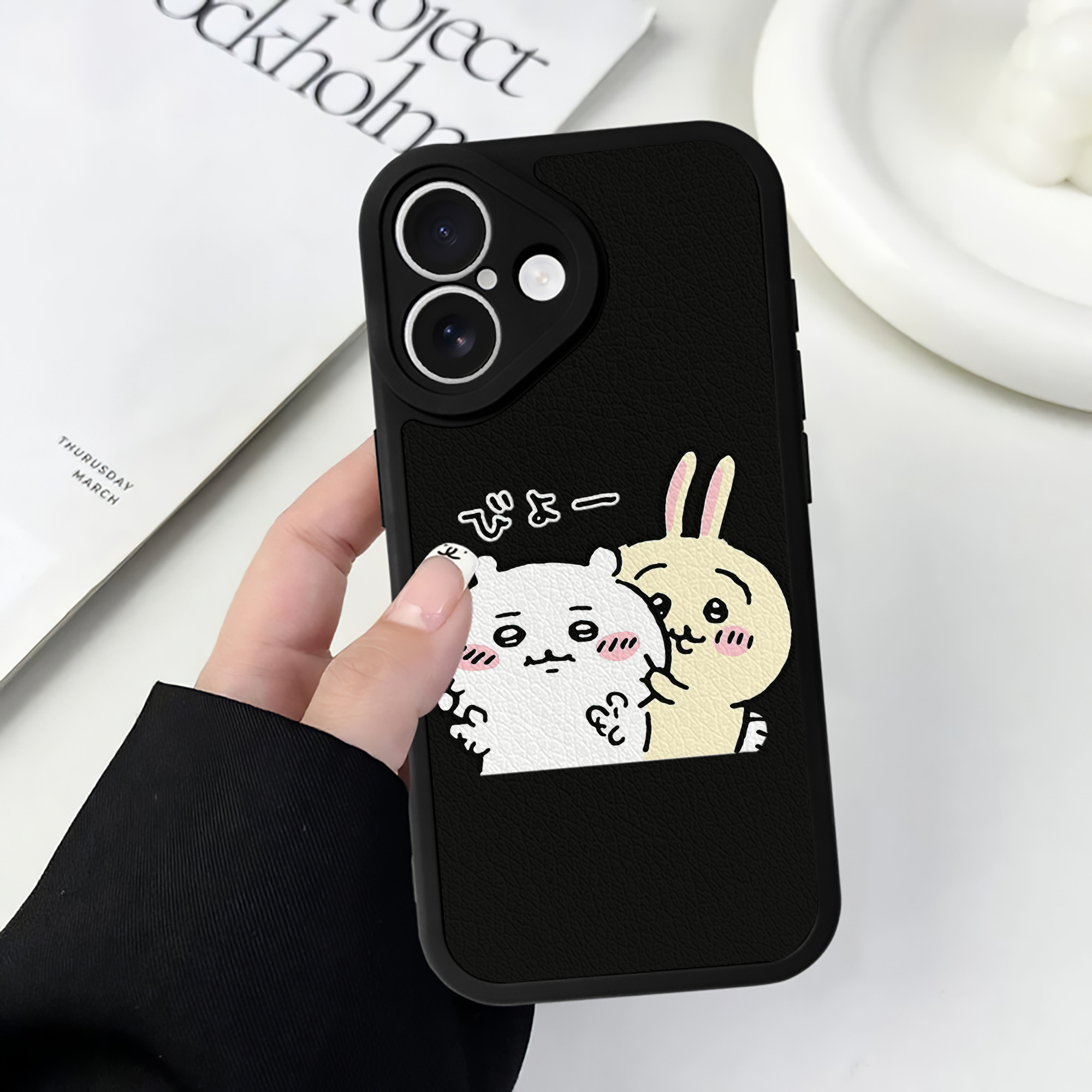（画像用） ちいかわ うさぎ Chii-kawa usagi 【iPhone 16シリーズ対応】シリコンスマホケース（レザー調） 材質：シリコン